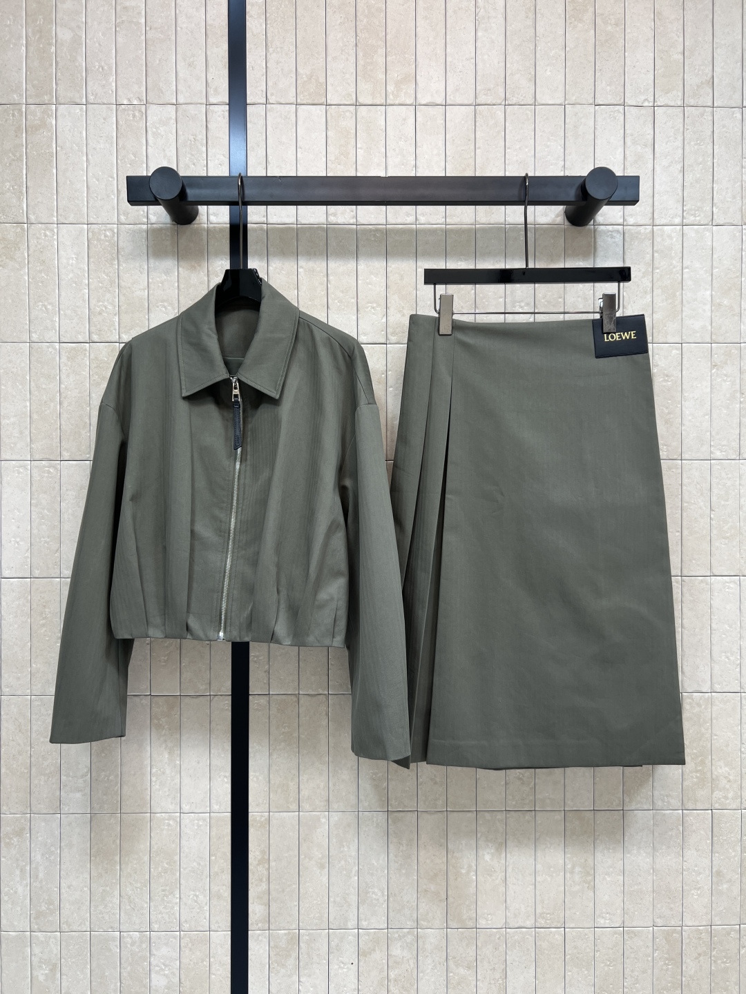 LW家 25秋冬新款 军绿色时髦套装 翻领褶皱外套+搭片半身裙 军绿色调超有质感 轻薄面料柔软又挺括 早