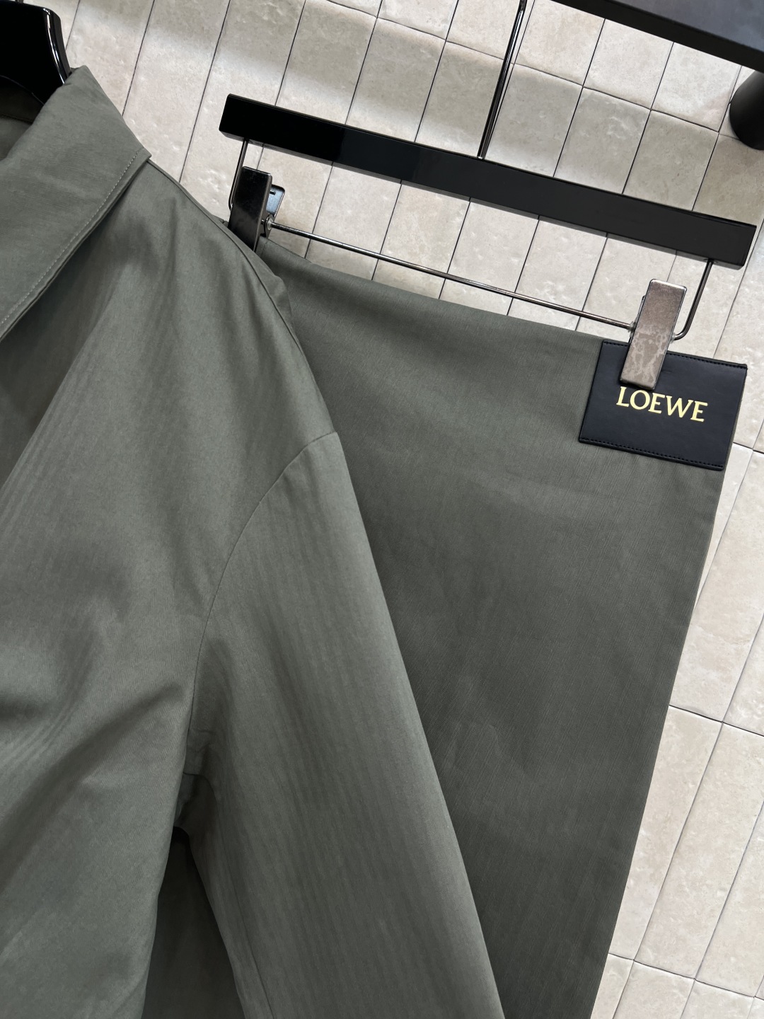 LW家 25秋冬新款 军绿色时髦套装 翻领褶皱外套+搭片半身裙 军绿色调超有质感 轻薄面料柔软又挺括 早