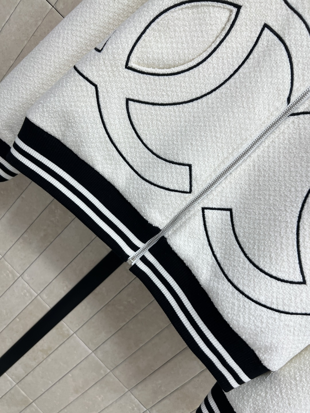 小香家 25秋冬新款 刺绣双C棒球服套装 软花呢棒球服+短A半裙 撞色条纹+黑色双C刺绣 经典又时髦！螺