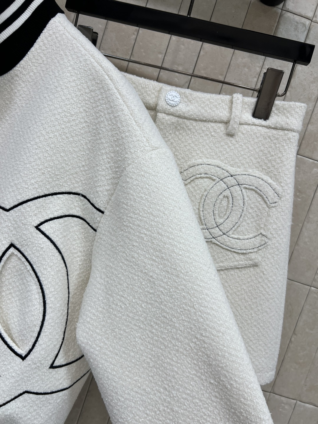 小香家 25秋冬新款 刺绣双C棒球服套装 软花呢棒球服+短A半裙 撞色条纹+黑色双C刺绣 经典又时髦！螺