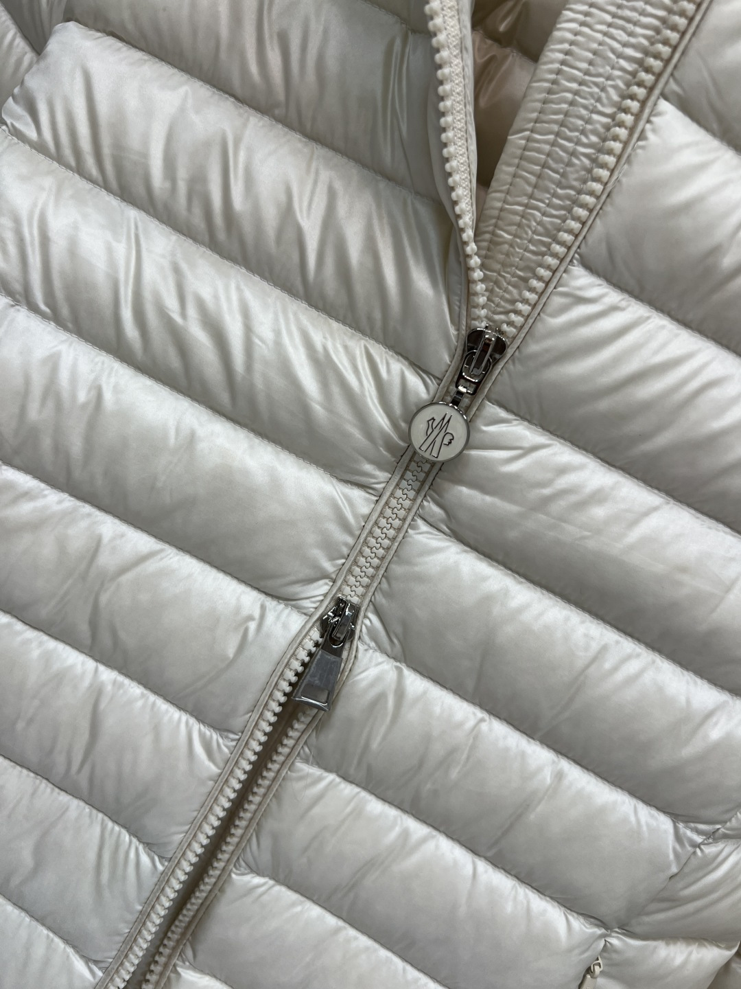 M家 25秋冬新款 连帽薄款羽绒服 国标90白鸭绒填充 保暖性极佳轻薄不臃肿 休闲时尚百搭单品 重工横条