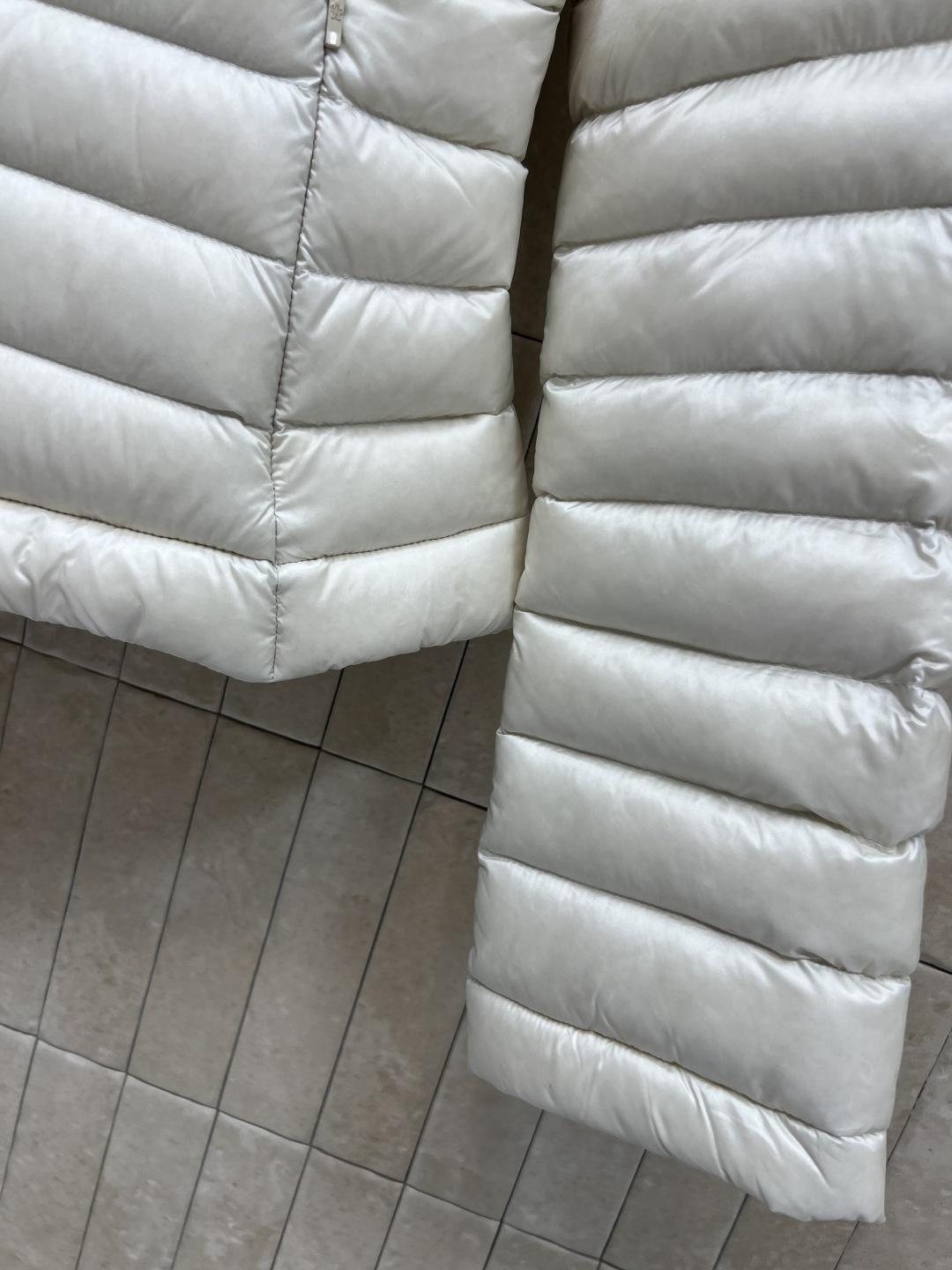 M家 25秋冬新款 连帽薄款羽绒服 国标90白鸭绒填充 保暖性极佳轻薄不臃肿 休闲时尚百搭单品 重工横条