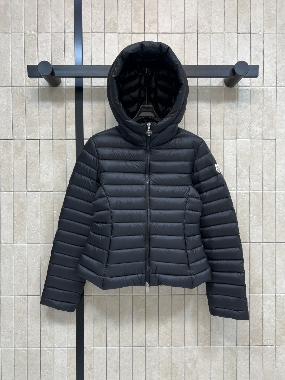 NO:575842,Comes with dust bag M Home 25 new autumn and winter style hooded thin down jacket filled with national standard 90 white duck down. Excellent warmth retention, light and not bulky. Casual, fashionable and versatile item. Heavy horizontal stripes and machined lines give a visual slimming effect. Exquisite velvet running technology. Original customized color matching. Hooded design to keep warm and reduce age. The classic version is not picky about people or body shapes. Thin and light style. It is a good choice for the south in autumn and winter.  Two colors and three,,down jacket,hats,alexander wang19860909配防尘袋M家 25秋冬新款 连帽薄款羽绒服 国标90白鸭绒填充 保暖性极佳轻薄不臃肿 休闲时尚百搭单品 重工横条纹车工走线 给人视觉上显瘦效果 精湛跑绒技术处理 原版定制颜色搭配 连帽设计设计保暖加分减龄高级 经典版型不挑人不挑身形 薄薄的轻盈款 秋冬对于南方是很好的选择 两色三,,down jacket,hats,alexander wang,Women's clothing