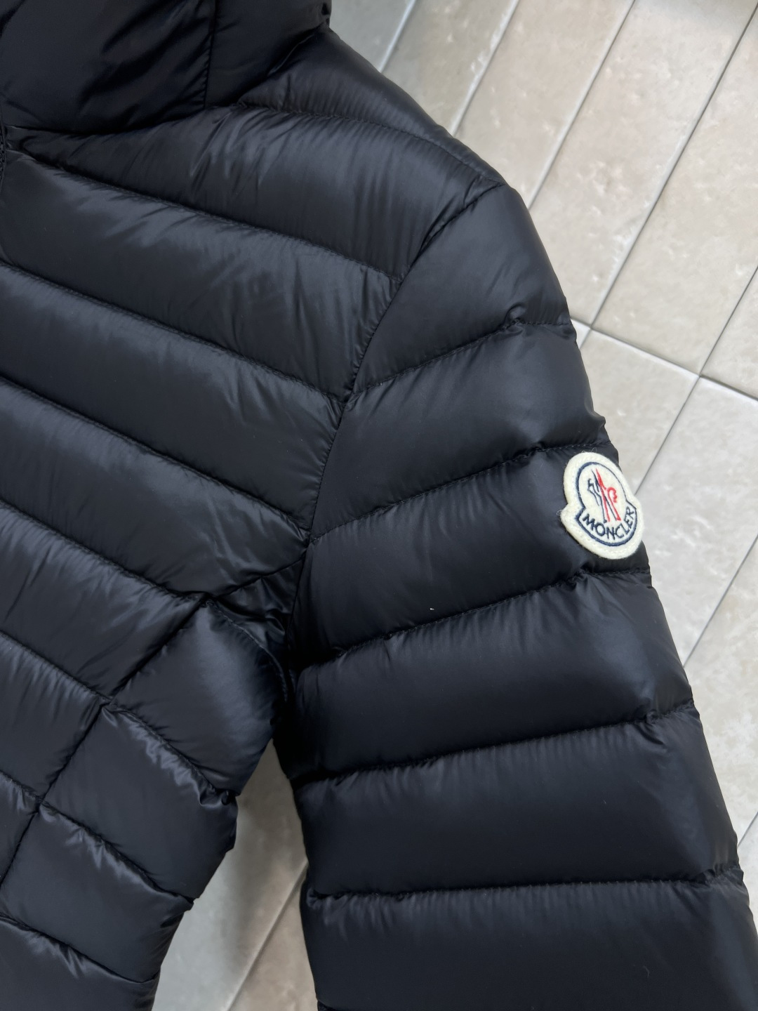 M家 25秋冬新款 连帽薄款羽绒服 国标90白鸭绒填充 保暖性极佳轻薄不臃肿 休闲时尚百搭单品 重工横条