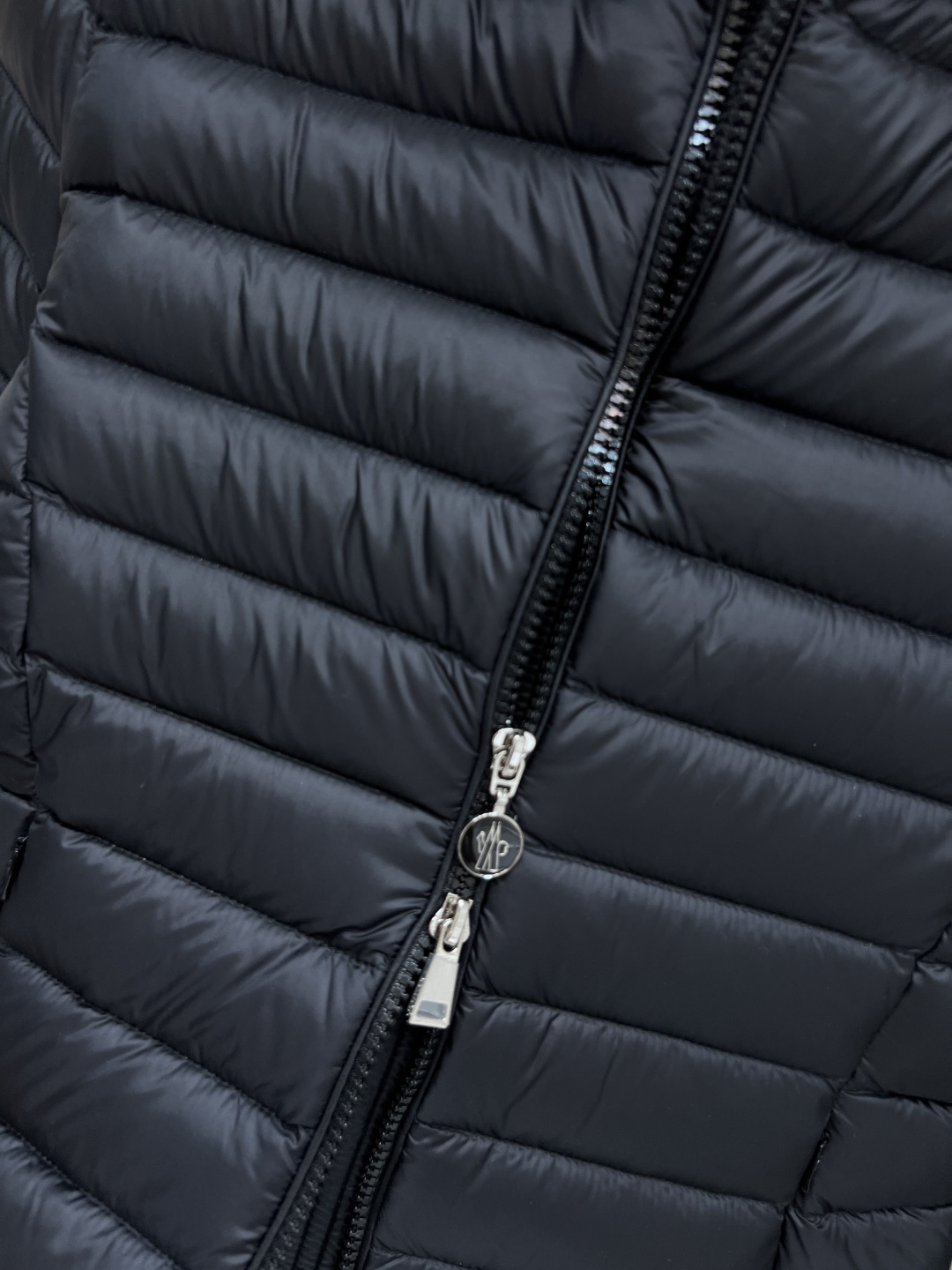 M家 25秋冬新款 连帽薄款羽绒服 国标90白鸭绒填充 保暖性极佳轻薄不臃肿 休闲时尚百搭单品 重工横条