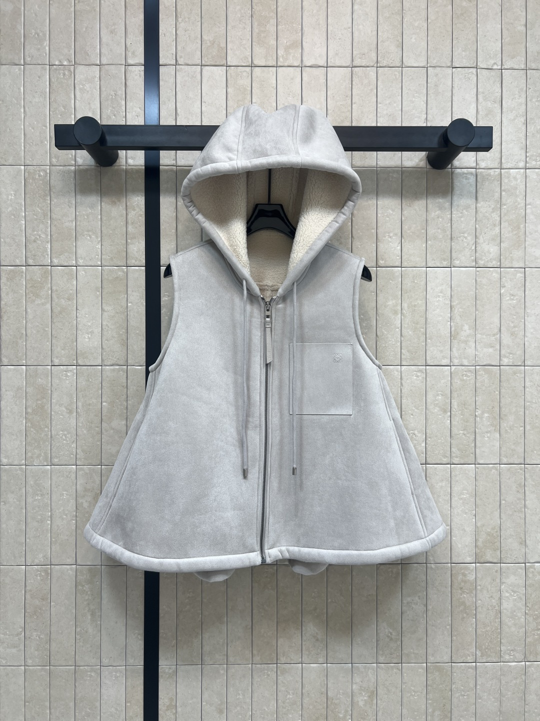 NO:575845,LW's 25 new autumn and winter style fur one-piece hooded cloak vest. The plush lining feels super comfortable and the leather is soft and waxy. It's perfect for autumn and winter!  The loose fit flatters the body shape. It is practical and fashionable. It goes well with sweaters or shirts. It looks cool and cute. It is warm and practical. Soft and fashionable. Four sizes in one color. Size/S-M-L- XL,,sweaters,shirts,hats,alexander wang19860909LW家 25秋冬新款 皮毛一体连帽斗篷马甲 毛绒绒的内里手感超级舒服 皮质软糯 秋冬穿超合适！宽松版型修饰身形 实用又时髦 搭配毛衣或衬衫都很出彩 穿起来又酷又可爱 保暖实穿 软糯时髦 一色四码 Size/S-M-L- XL,,sweaters,shirts,hats,alexander wang,Women's clothing