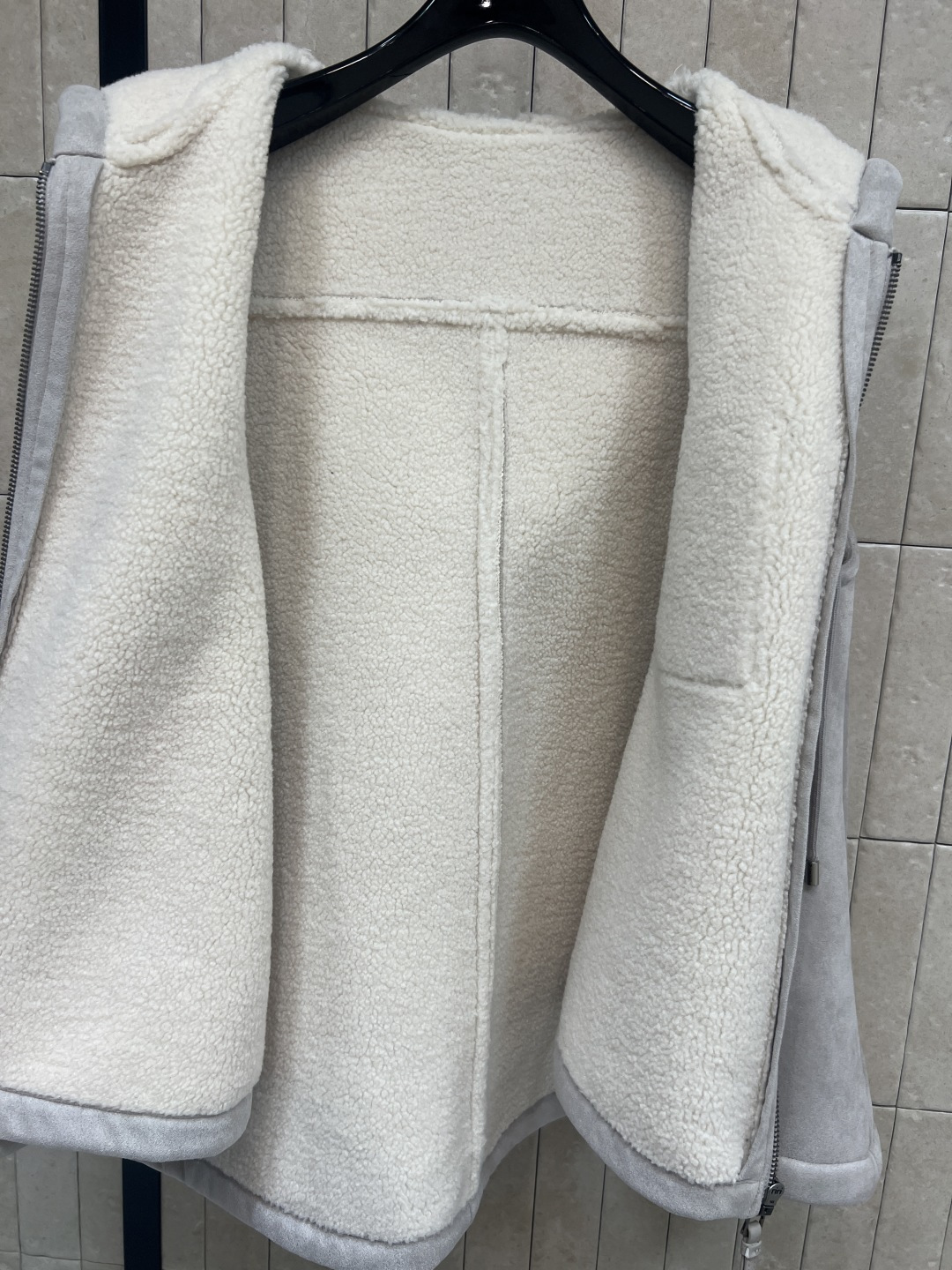 LW家 25秋冬新款 皮毛一体连帽斗篷马甲 毛绒绒的内里手感超级舒服 皮质软糯 秋冬穿超合适！宽松版型修