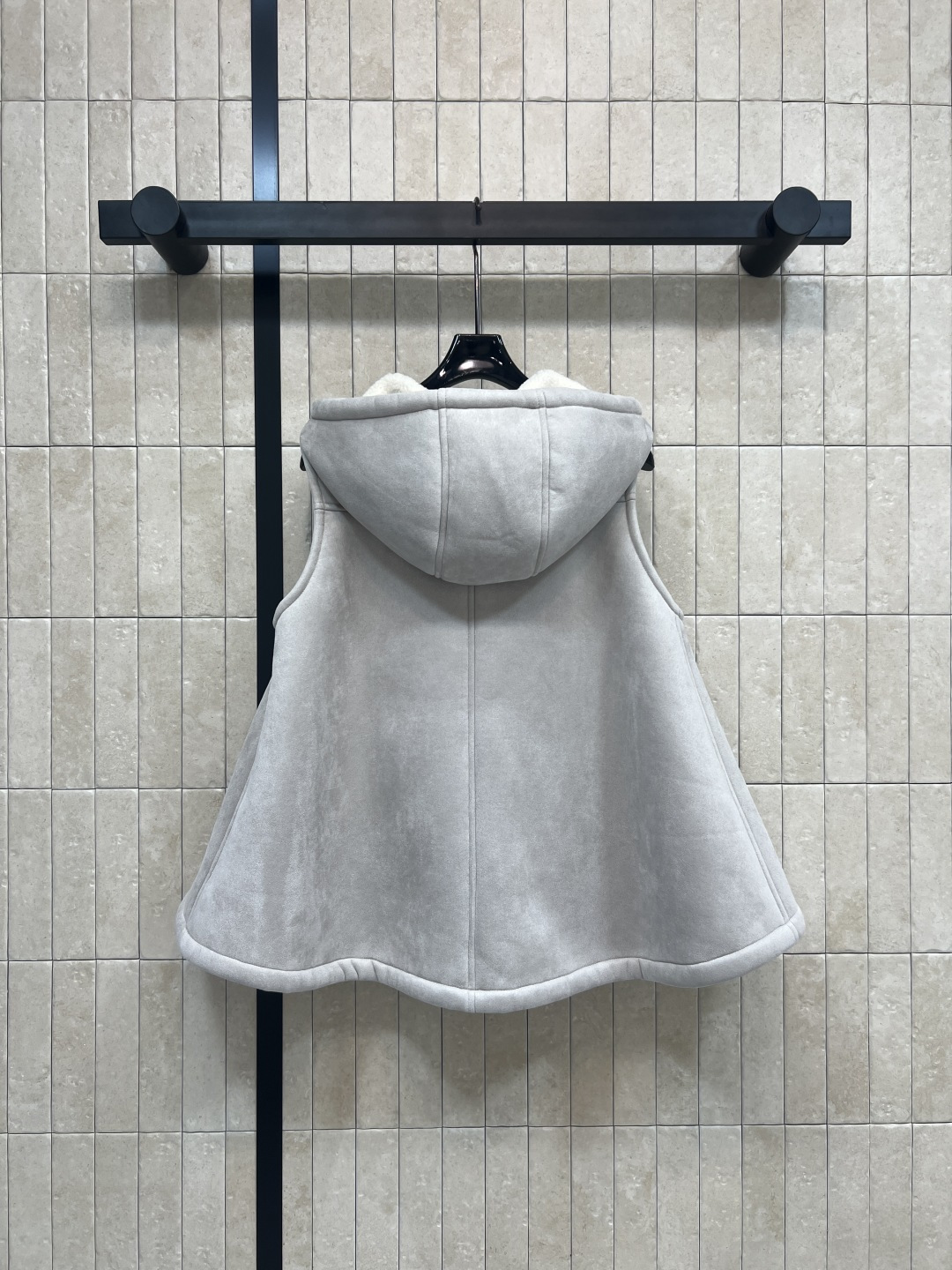 LW家 25秋冬新款 皮毛一体连帽斗篷马甲 毛绒绒的内里手感超级舒服 皮质软糯 秋冬穿超合适！宽松版型修