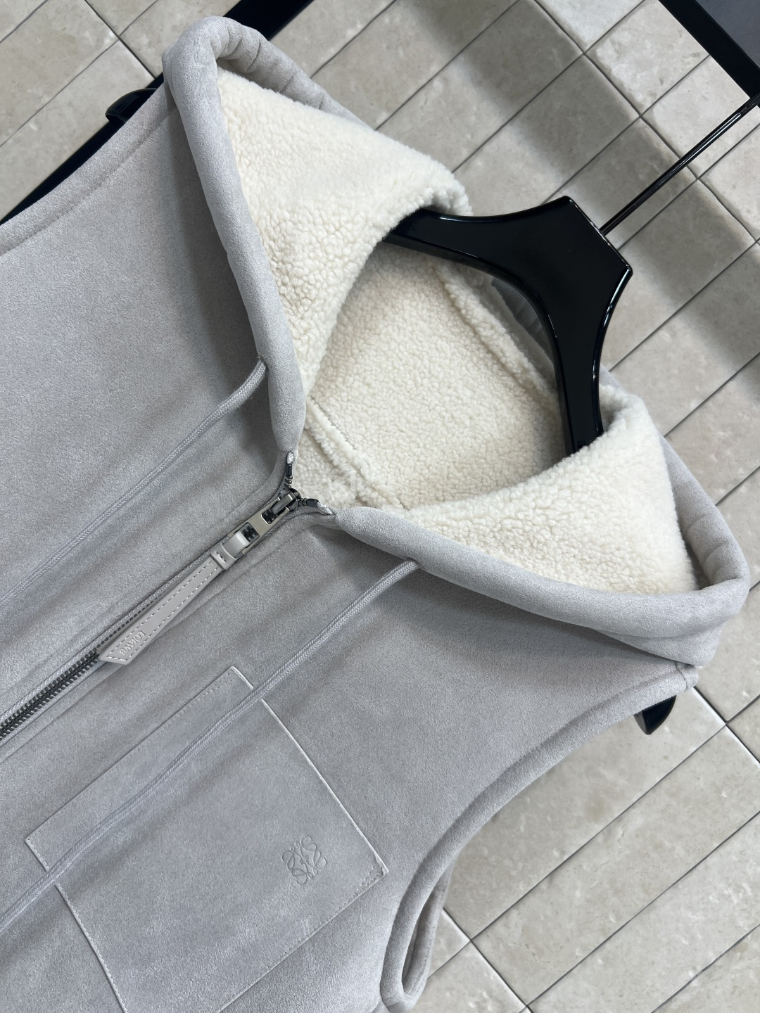 LW家 25秋冬新款 皮毛一体连帽斗篷马甲 毛绒绒的内里手感超级舒服 皮质软糯 秋冬穿超合适！宽松版型修