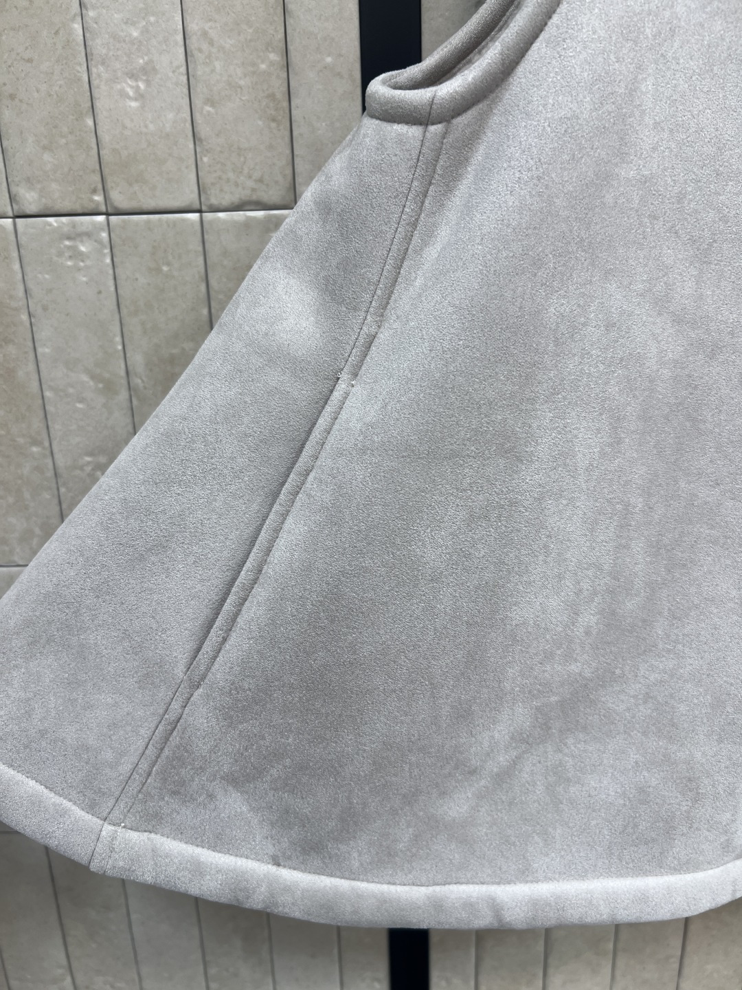 LW家 25秋冬新款 皮毛一体连帽斗篷马甲 毛绒绒的内里手感超级舒服 皮质软糯 秋冬穿超合适！宽松版型修