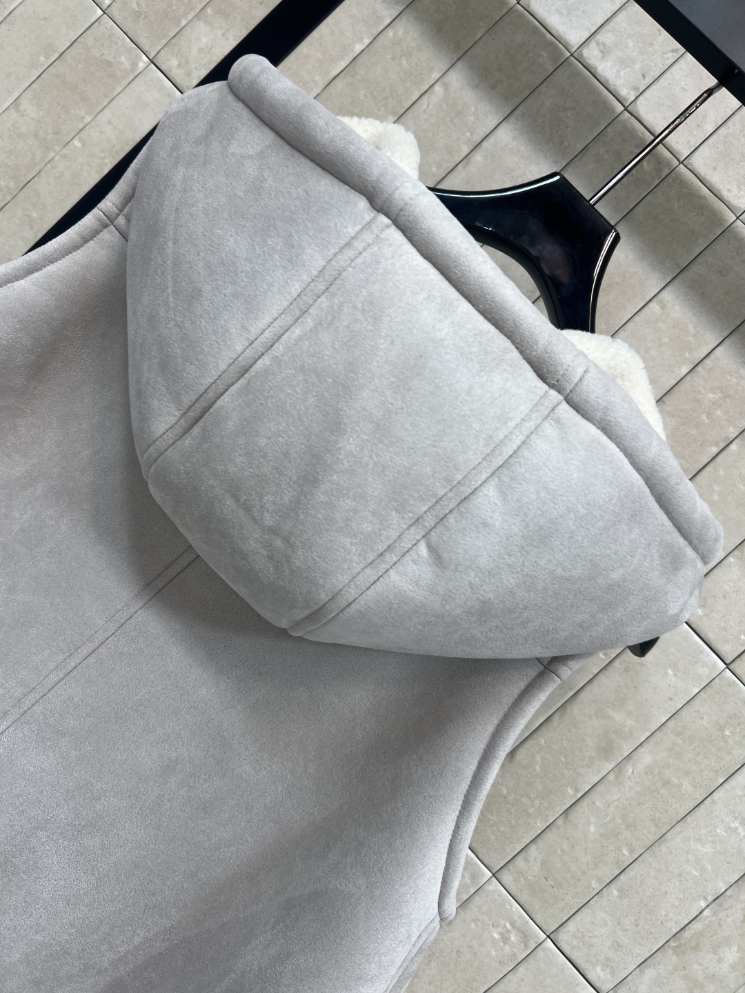 LW家 25秋冬新款 皮毛一体连帽斗篷马甲 毛绒绒的内里手感超级舒服 皮质软糯 秋冬穿超合适！宽松版型修