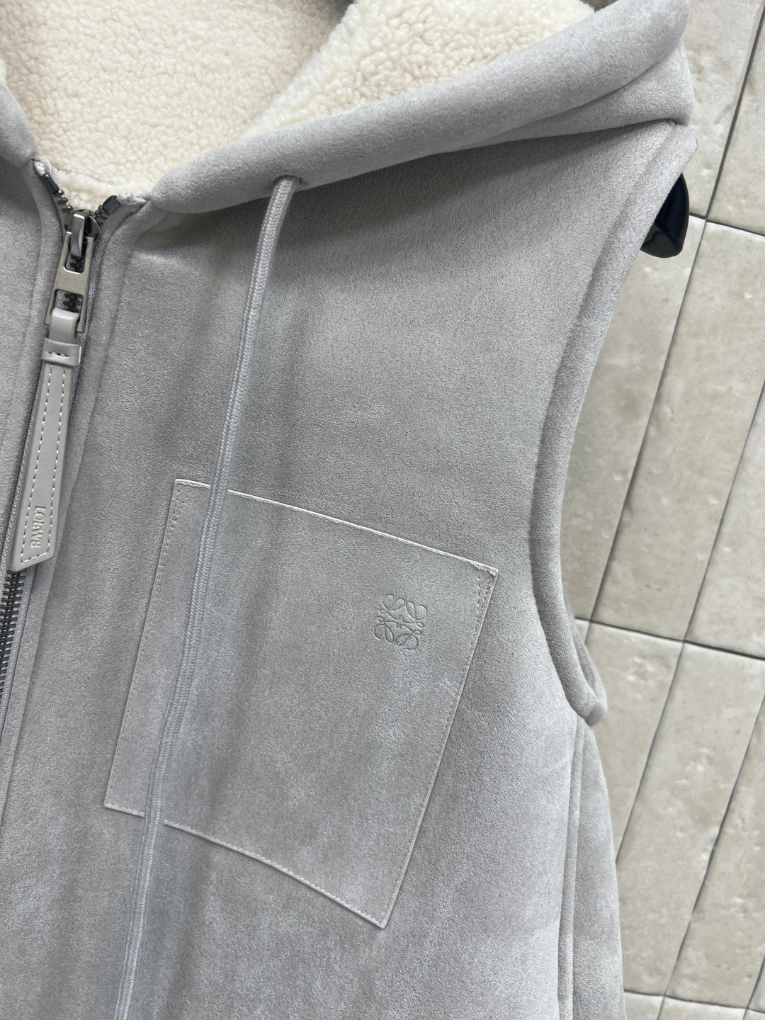 LW家 25秋冬新款 皮毛一体连帽斗篷马甲 毛绒绒的内里手感超级舒服 皮质软糯 秋冬穿超合适！宽松版型修