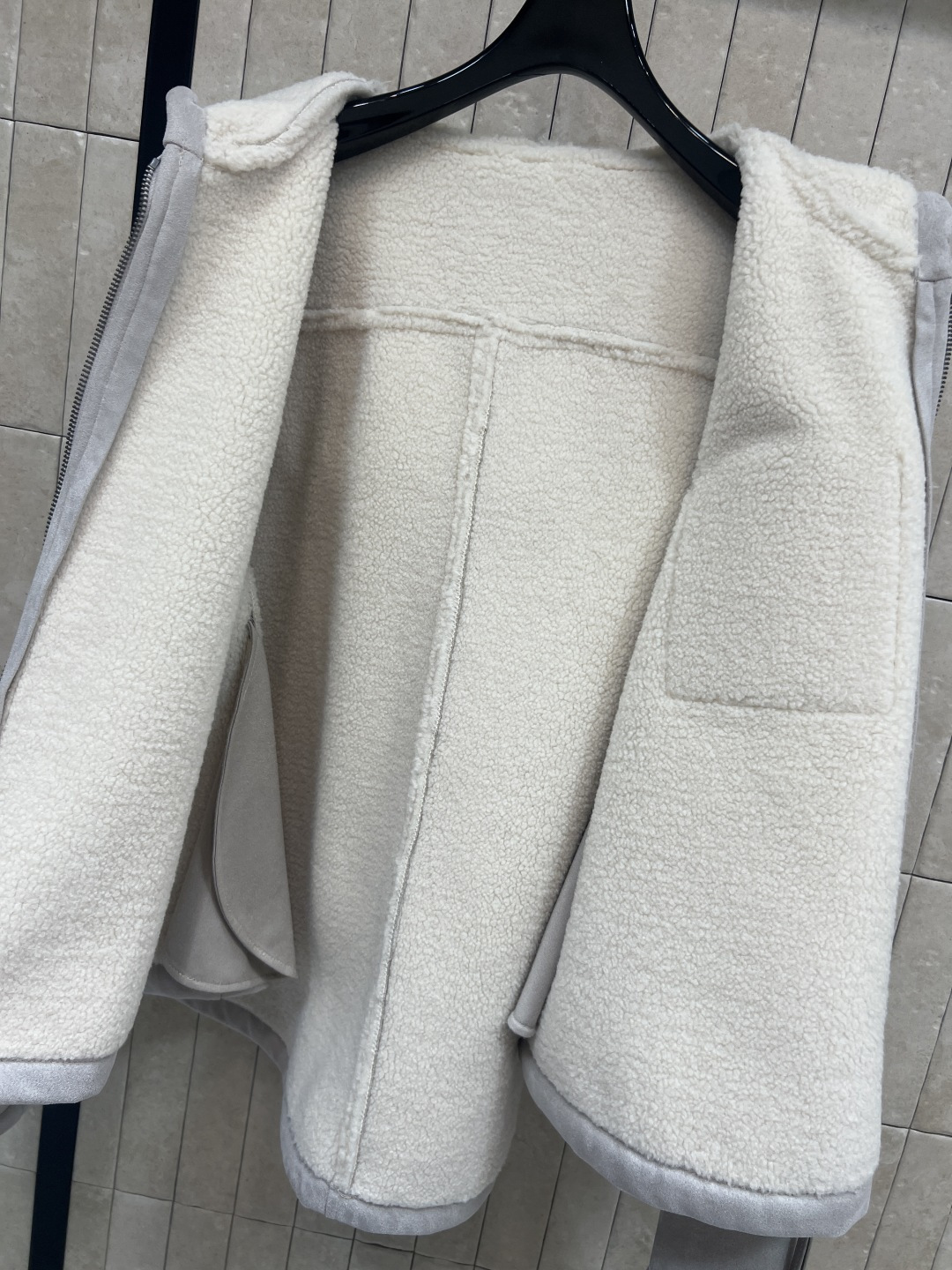 LW家 25秋冬新款 皮毛一体连帽外套 浅灰色麂皮质感+内里羊羔毛 柔软又保暖 秋冬穿超合适！连帽设计休