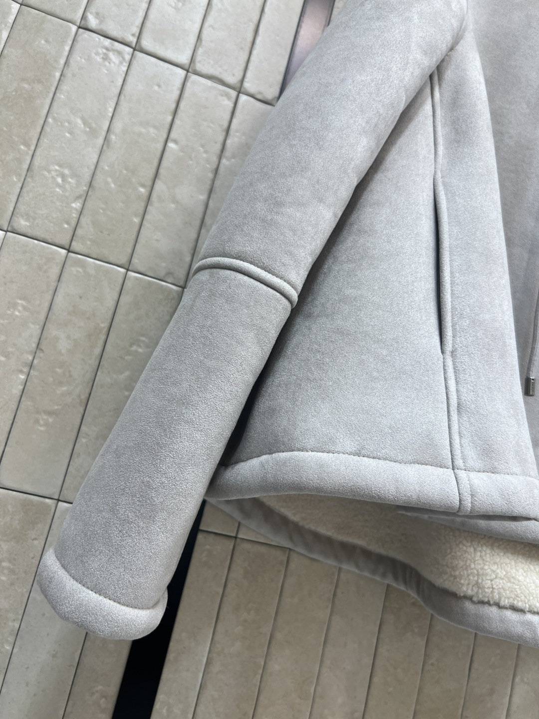 LW家 25秋冬新款 皮毛一体连帽外套 浅灰色麂皮质感+内里羊羔毛 柔软又保暖 秋冬穿超合适！连帽设计休