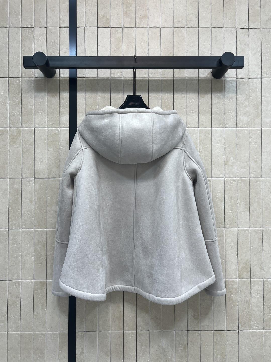 LW家 25秋冬新款 皮毛一体连帽外套 浅灰色麂皮质感+内里羊羔毛 柔软又保暖 秋冬穿超合适！连帽设计休