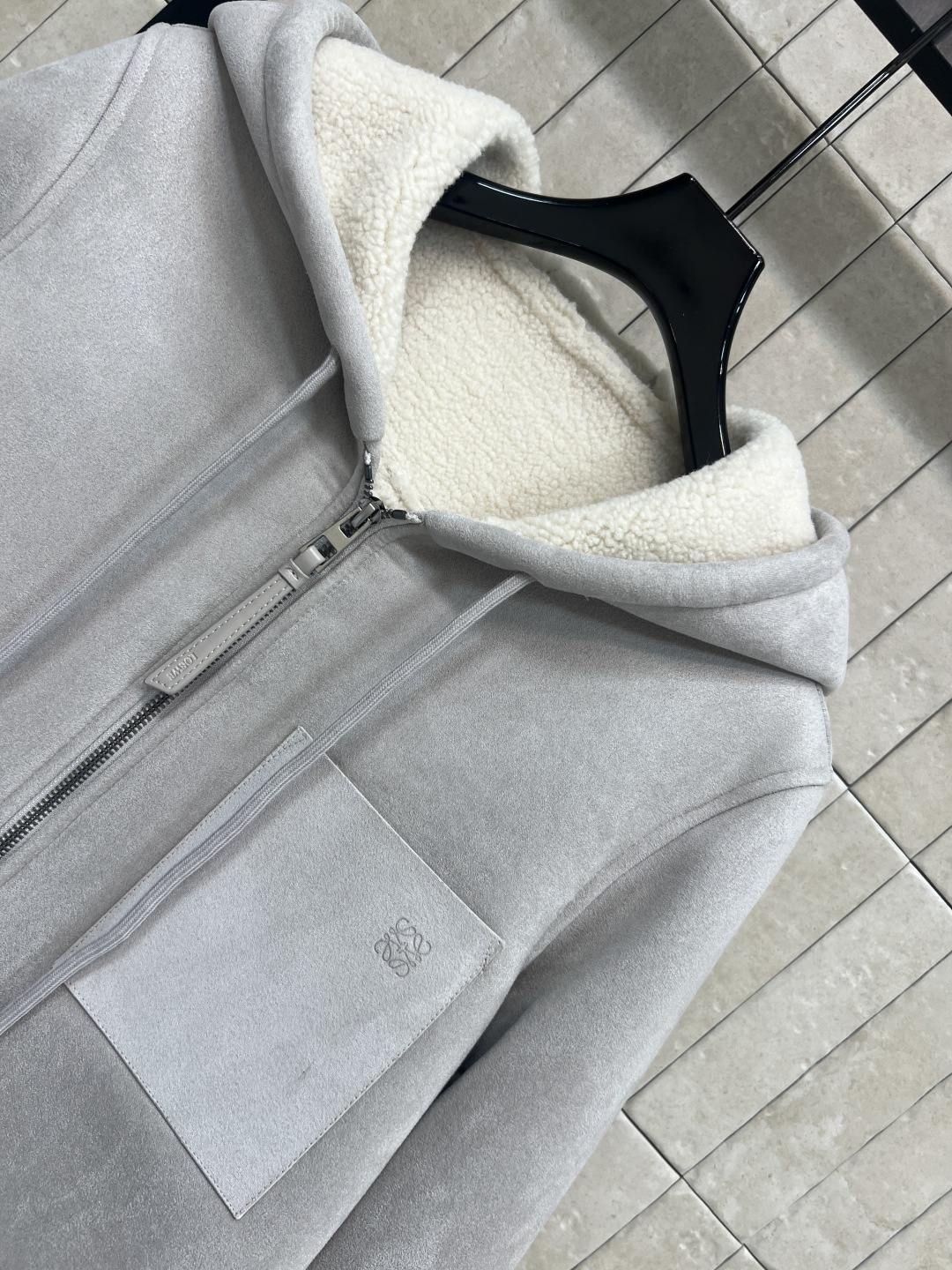 LW家 25秋冬新款 皮毛一体连帽外套 浅灰色麂皮质感+内里羊羔毛 柔软又保暖 秋冬穿超合适！连帽设计休