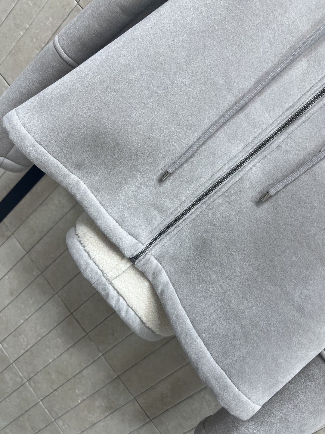 LW家 25秋冬新款 皮毛一体连帽外套 浅灰色麂皮质感+内里羊羔毛 柔软又保暖 秋冬穿超合适！连帽设计休