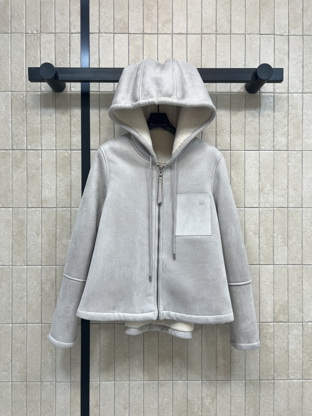 LW家 25秋冬新款 皮毛一体连帽外套 浅灰色麂皮质感+内里羊羔毛 柔软又保暖 秋冬穿超合适！连帽设计休