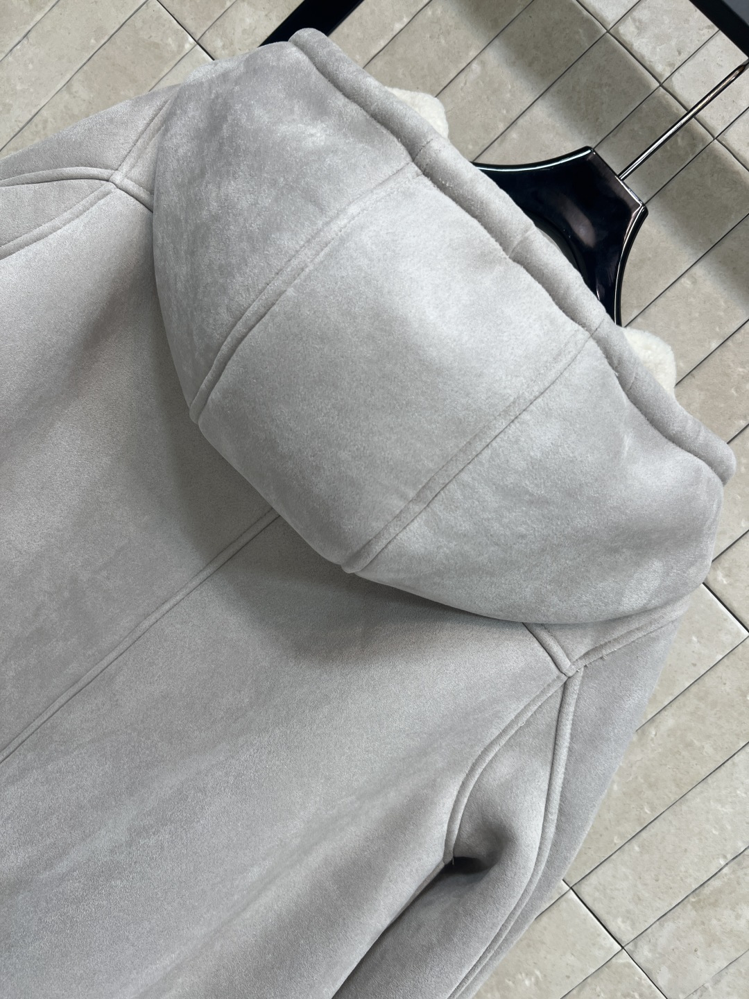 LW家 25秋冬新款 皮毛一体连帽外套 浅灰色麂皮质感+内里羊羔毛 柔软又保暖 秋冬穿超合适！连帽设计休