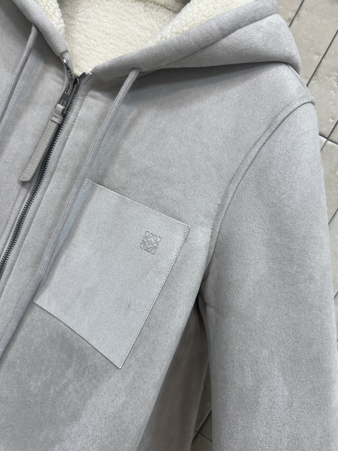 LW家 25秋冬新款 皮毛一体连帽外套 浅灰色麂皮质感+内里羊羔毛 柔软又保暖 秋冬穿超合适！连帽设计休