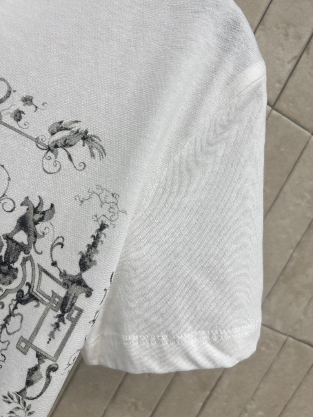 D家 26早春新款 复古建筑图案印花T恤 春夏穿超合适！白色底+复古建筑印花 法式优雅氛围感拉满 经典的