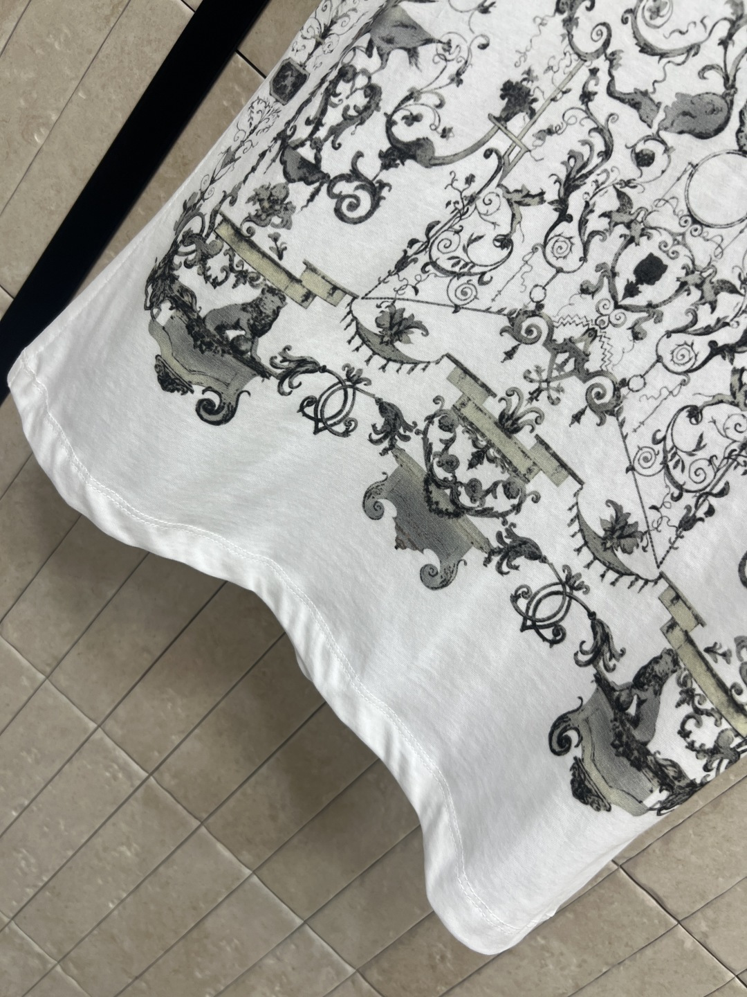 D家 26早春新款 复古建筑图案印花T恤 春夏穿超合适！白色底+复古建筑印花 法式优雅氛围感拉满 经典的