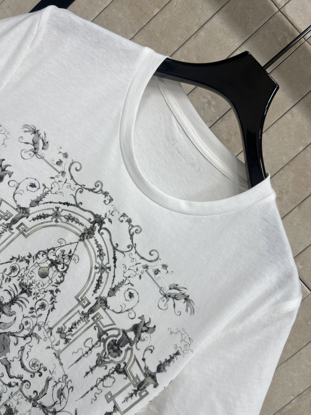 D家 26早春新款 复古建筑图案印花T恤 春夏穿超合适！白色底+复古建筑印花 法式优雅氛围感拉满 经典的