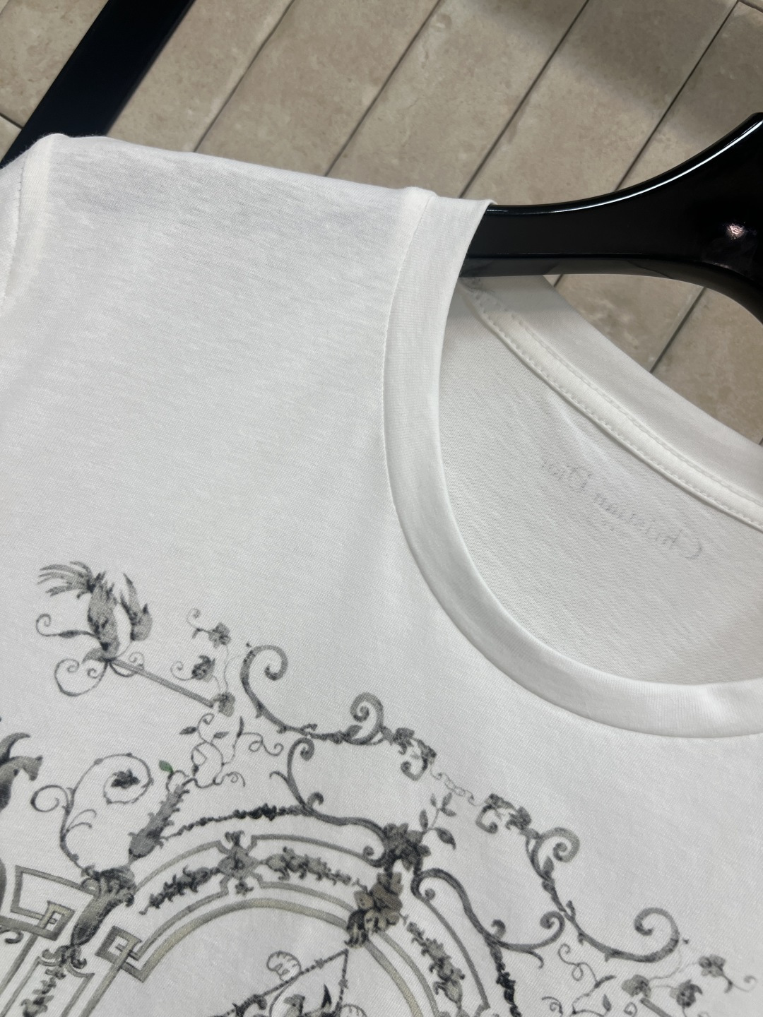 D家 26早春新款 复古建筑图案印花T恤 春夏穿超合适！白色底+复古建筑印花 法式优雅氛围感拉满 经典的