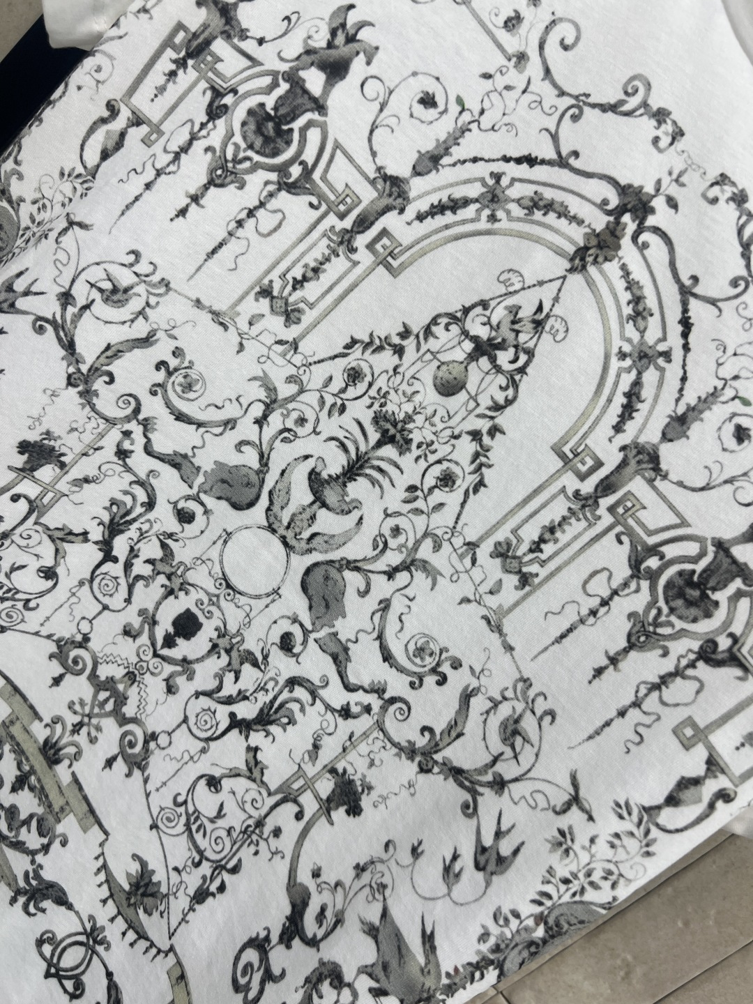 D家 26早春新款 复古建筑图案印花T恤 春夏穿超合适！白色底+复古建筑印花 法式优雅氛围感拉满 经典的