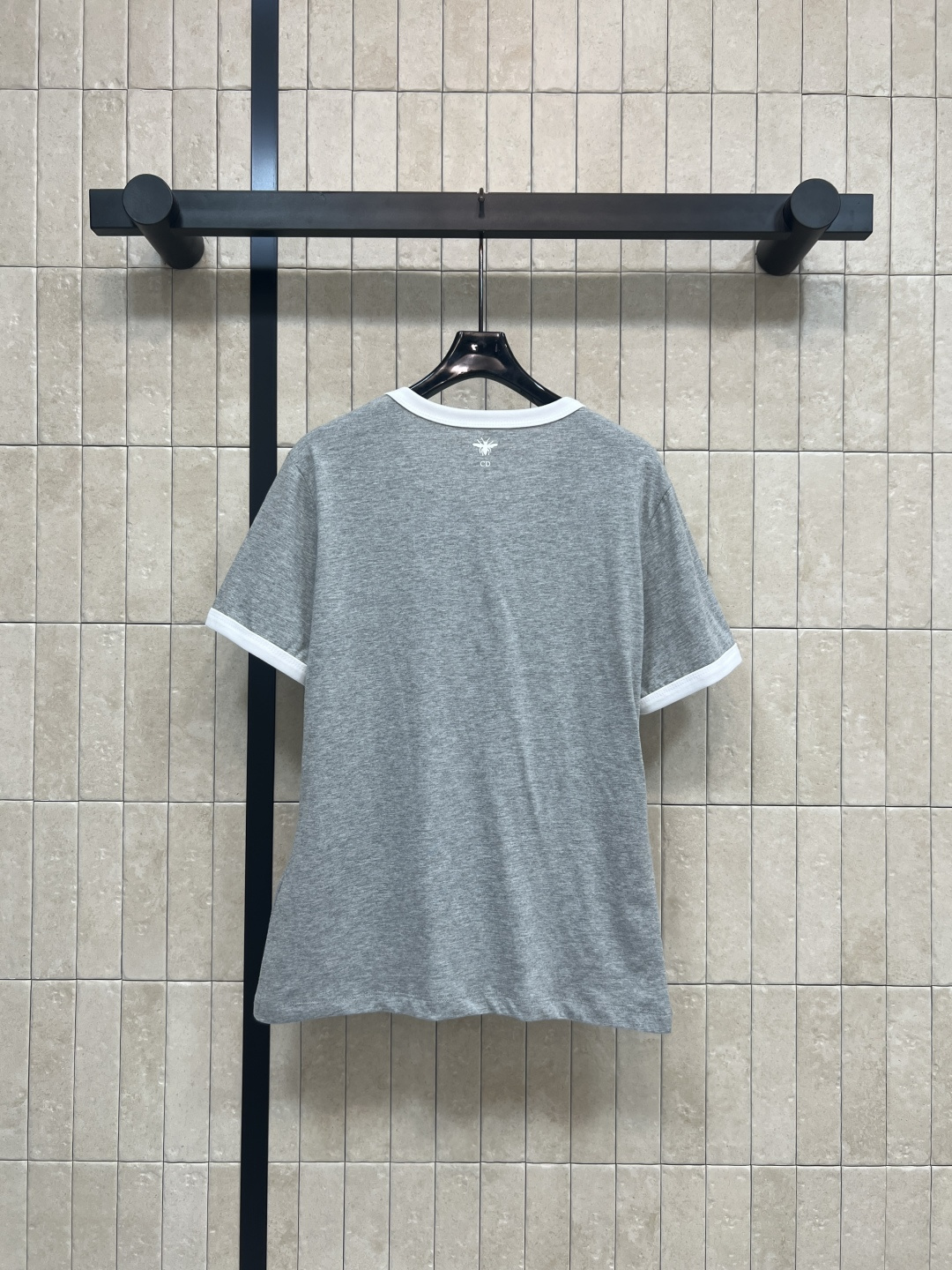 D家 26早春新款 灰色短袖T恤 灰色主色+白色logo印花 复古美式学院风满满！正面“CHRISTIA