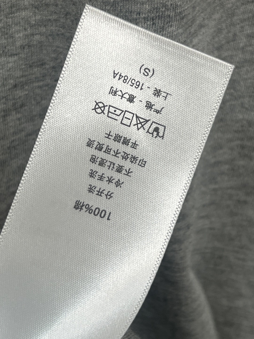 D家 26早春新款 灰色短袖T恤 灰色主色+白色logo印花 复古美式学院风满满！正面“CHRISTIA