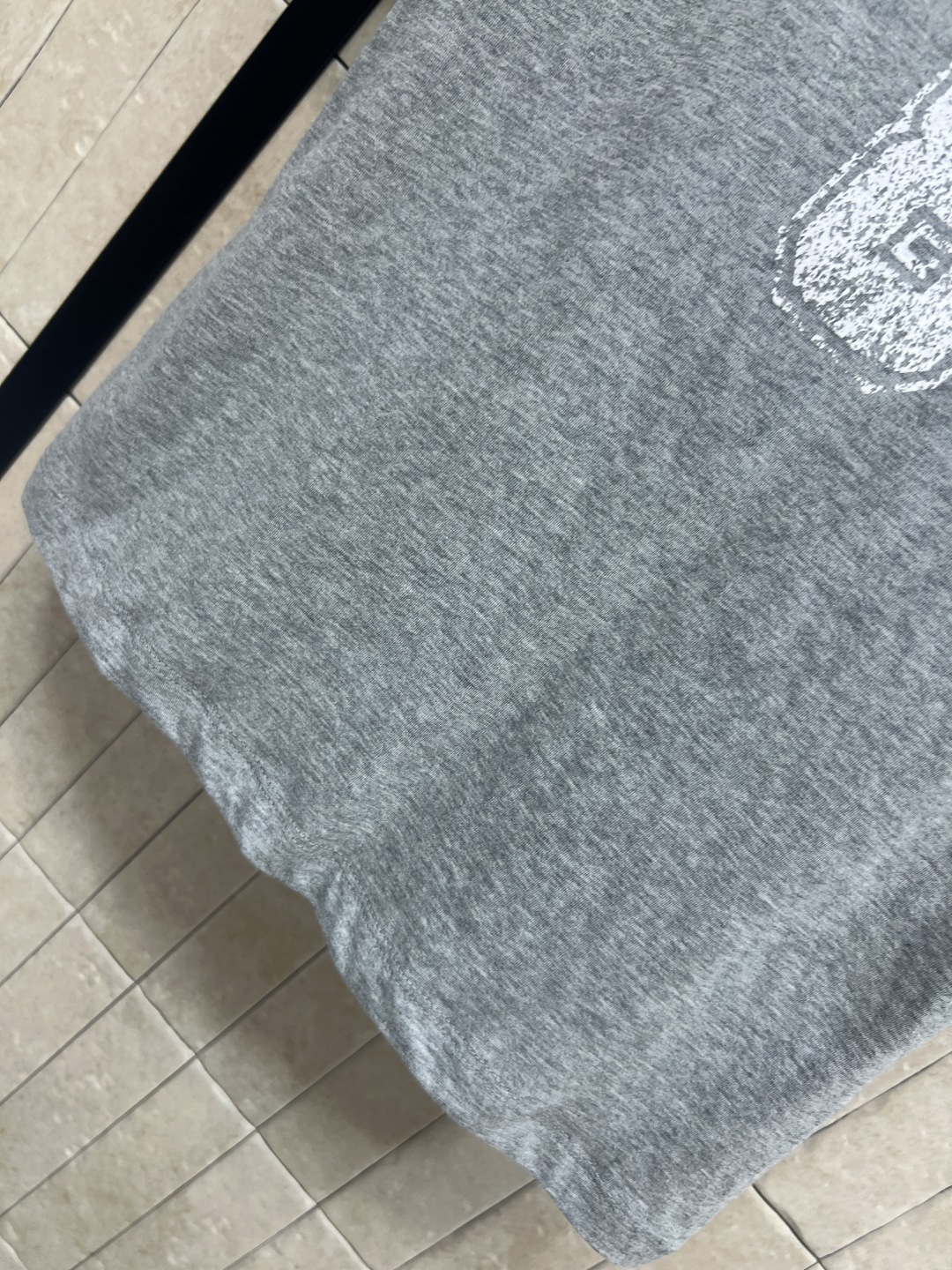 D家 26早春新款 灰色短袖T恤 灰色主色+白色logo印花 复古美式学院风满满！正面“CHRISTIA