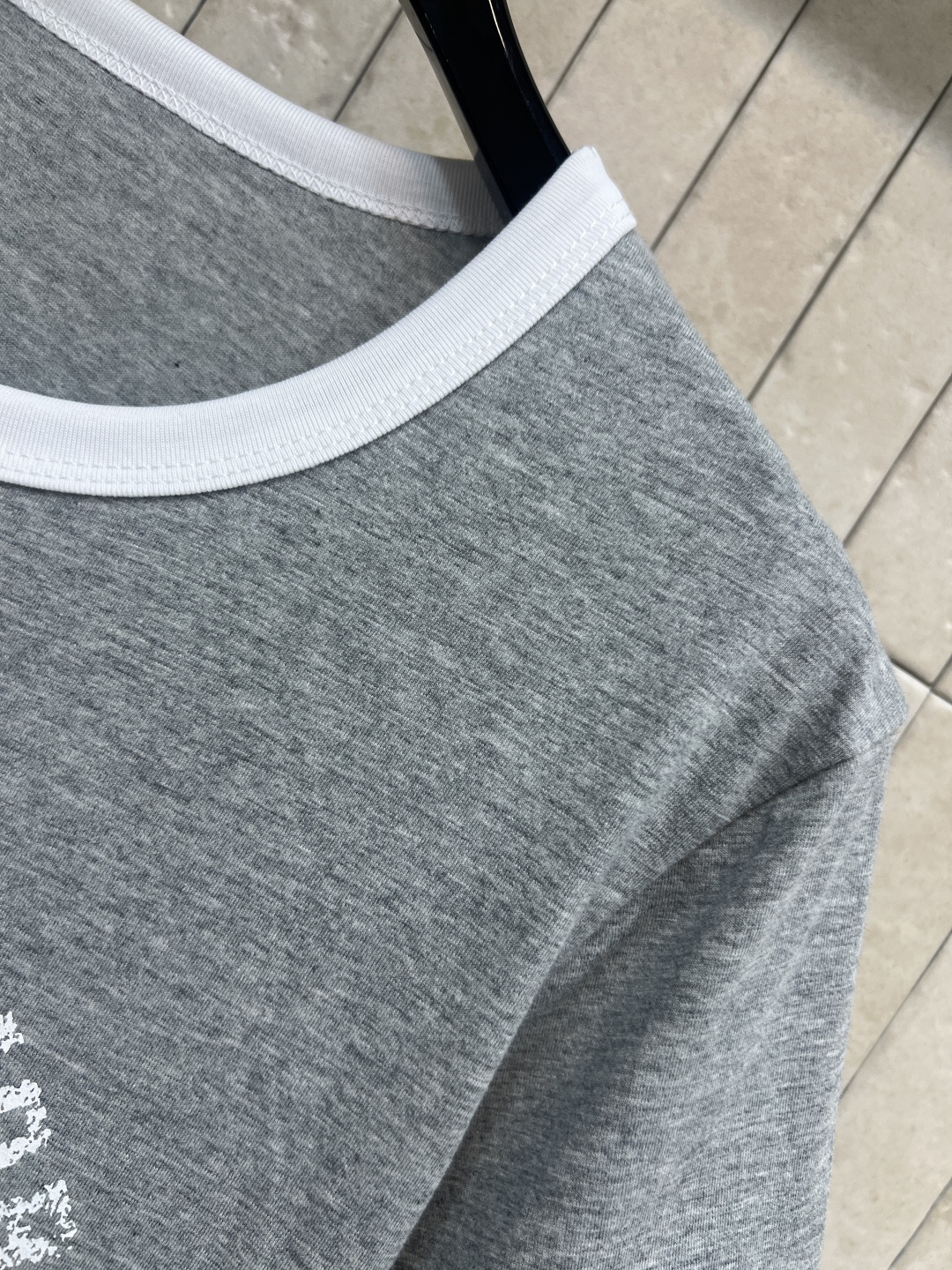 D家 26早春新款 灰色短袖T恤 灰色主色+白色logo印花 复古美式学院风满满！正面“CHRISTIA