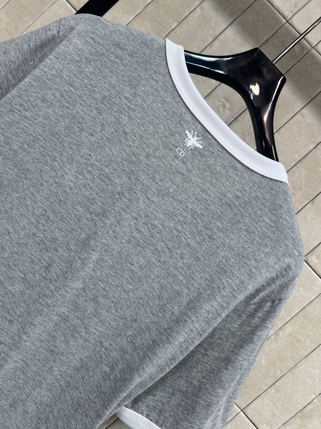 D家 26早春新款 灰色短袖T恤 灰色主色+白色logo印花 复古美式学院风满满！正面“CHRISTIA