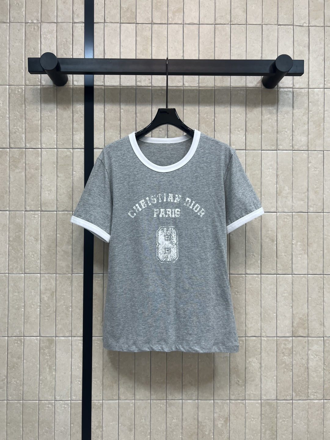 D家 26早春新款 灰色短袖T恤 灰色主色+白色logo印花 复古美式学院风满满！正面“CHRISTIA