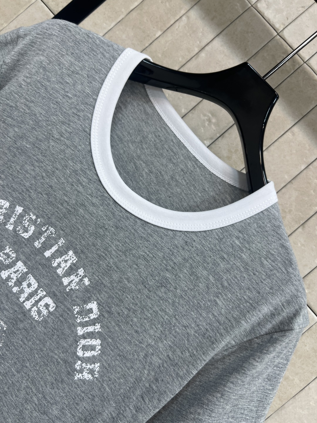 D家 26早春新款 灰色短袖T恤 灰色主色+白色logo印花 复古美式学院风满满！正面“CHRISTIA