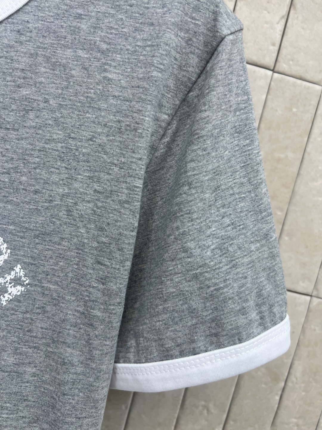 D家 26早春新款 灰色短袖T恤 灰色主色+白色logo印花 复古美式学院风满满！正面“CHRISTIA