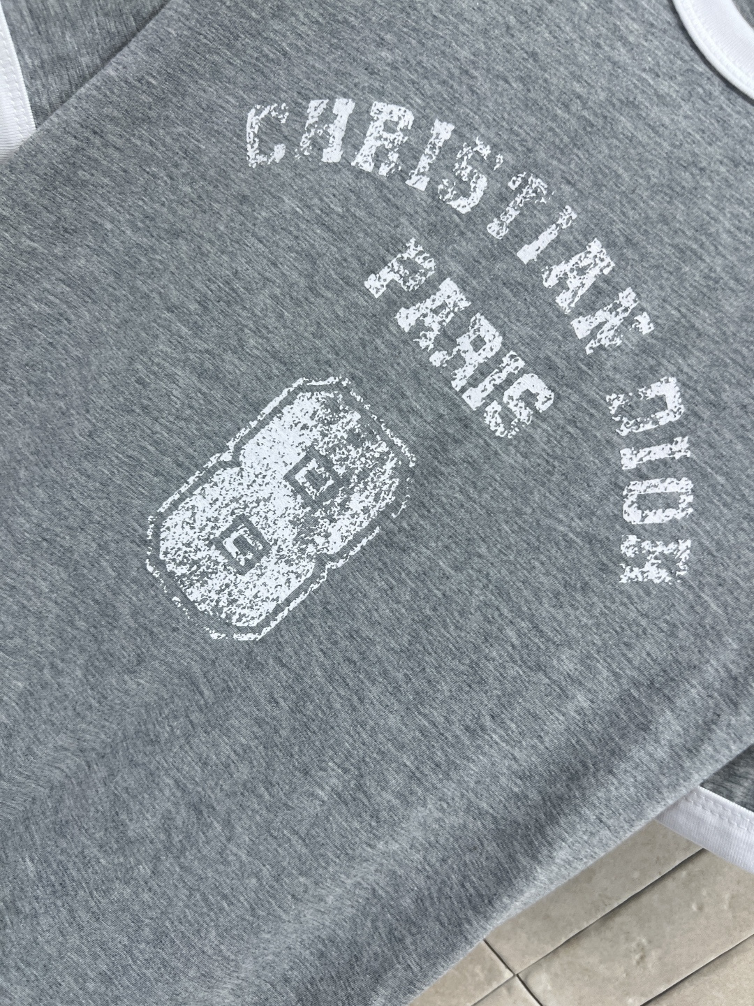 D家 26早春新款 灰色短袖T恤 灰色主色+白色logo印花 复古美式学院风满满！正面“CHRISTIA