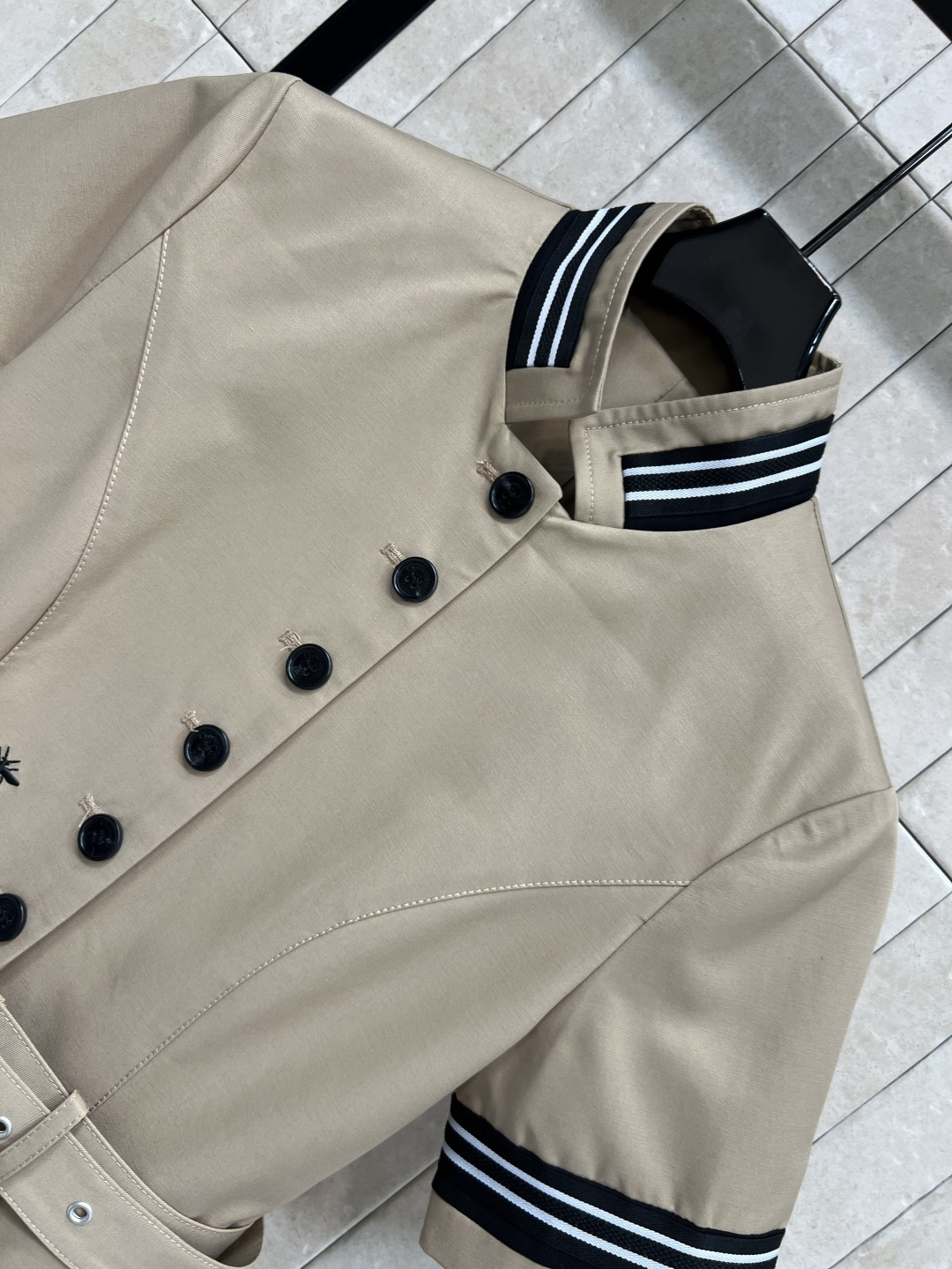 D家 26早春新款 立领条纹学院风连衣裙 简约又正式 短袖+白色条纹点缀 满满校园感！立领和袖口海军风条