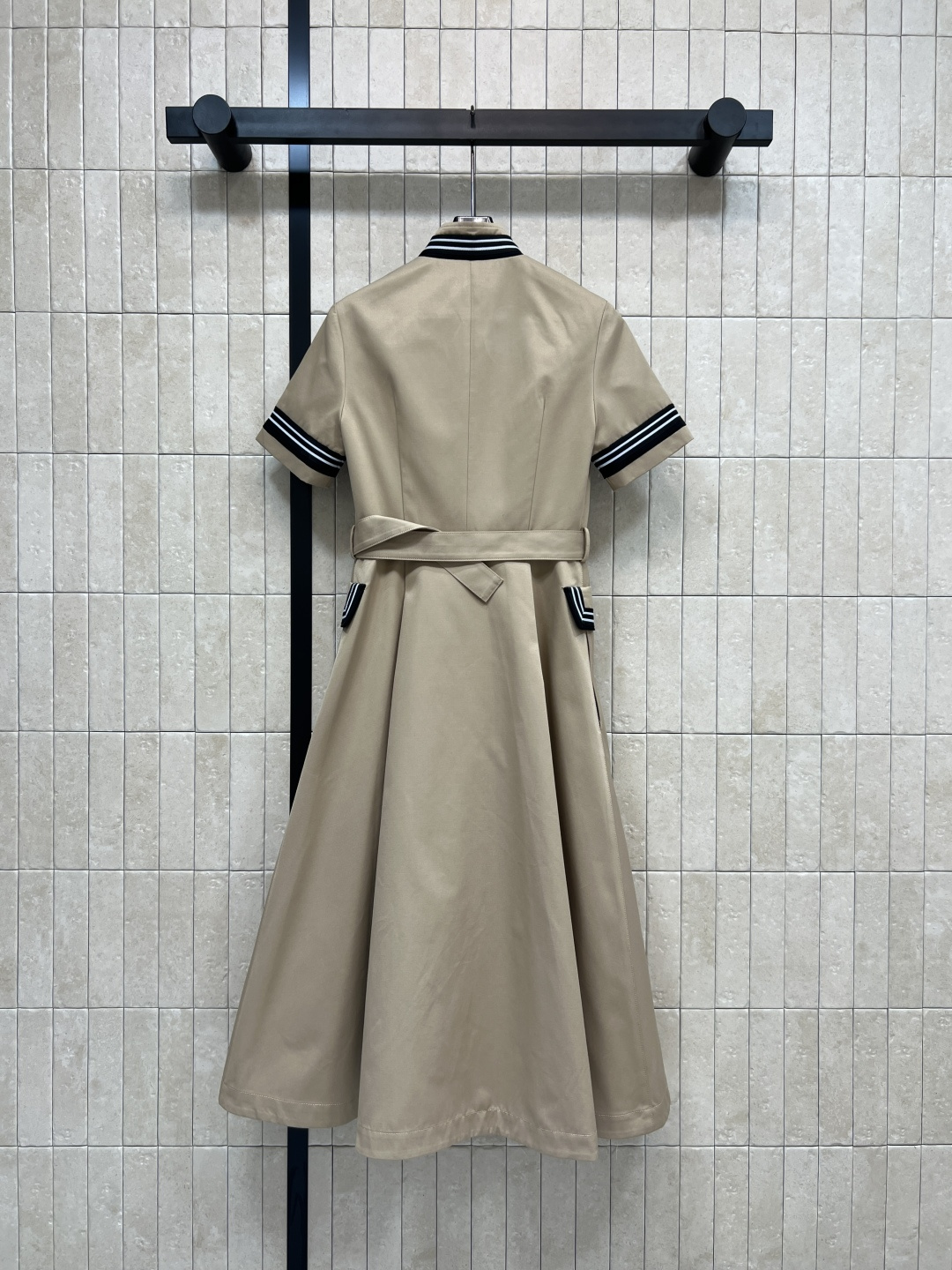 D家 26早春新款 立领条纹学院风连衣裙 简约又正式 短袖+白色条纹点缀 满满校园感！立领和袖口海军风条