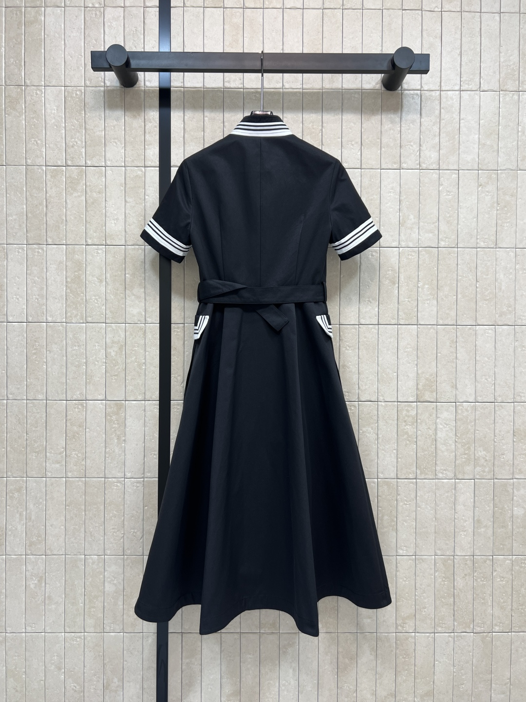 D家 26早春新款 立领条纹学院风连衣裙 简约又正式 短袖+白色条纹点缀 满满校园感！立领和袖口海军风条