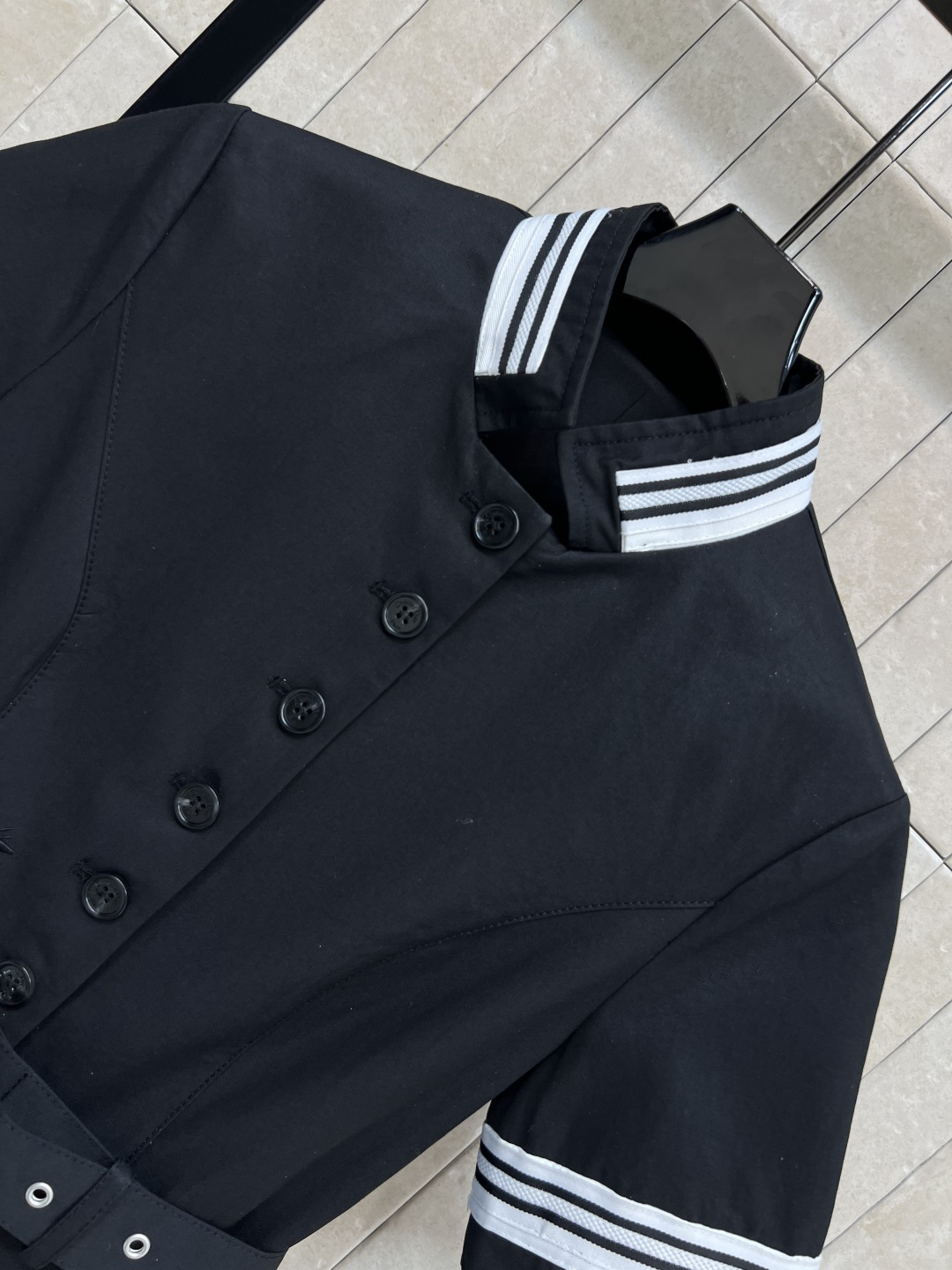 D家 26早春新款 立领条纹学院风连衣裙 简约又正式 短袖+白色条纹点缀 满满校园感！立领和袖口海军风条