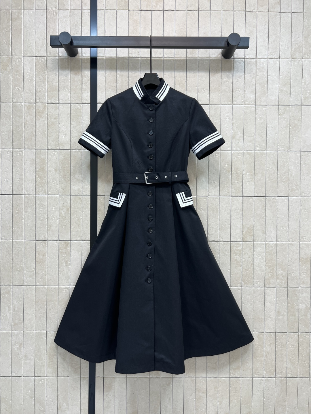 D家 26早春新款 立领条纹学院风连衣裙 简约又正式 短袖+白色条纹点缀 满满校园感！立领和袖口海军风条