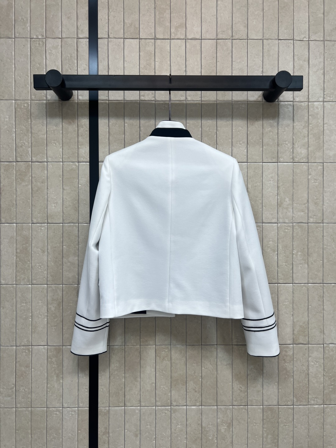 D家 26早春新款 刺绣短外套 宽松短款小外套 高品质面料 剪裁利落 刺绣小蜜蜂立领+黑色纽扣 袖口和领