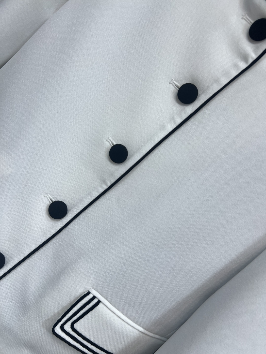 D家 26早春新款 刺绣短外套 宽松短款小外套 高品质面料 剪裁利落 刺绣小蜜蜂立领+黑色纽扣 袖口和领