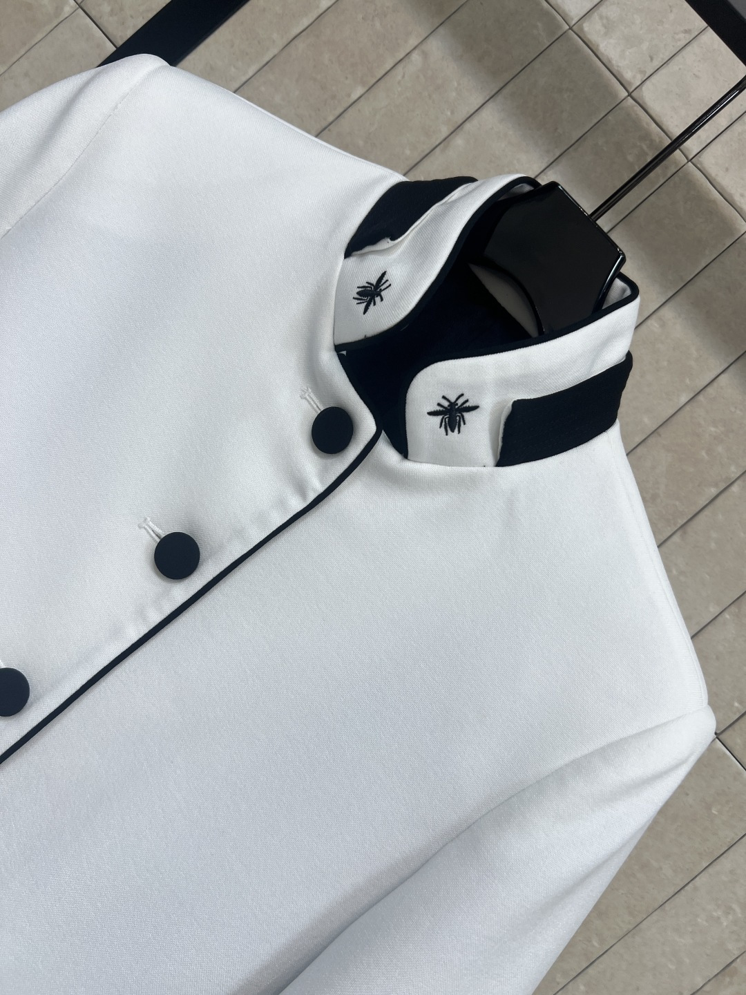 D家 26早春新款 刺绣短外套 宽松短款小外套 高品质面料 剪裁利落 刺绣小蜜蜂立领+黑色纽扣 袖口和领