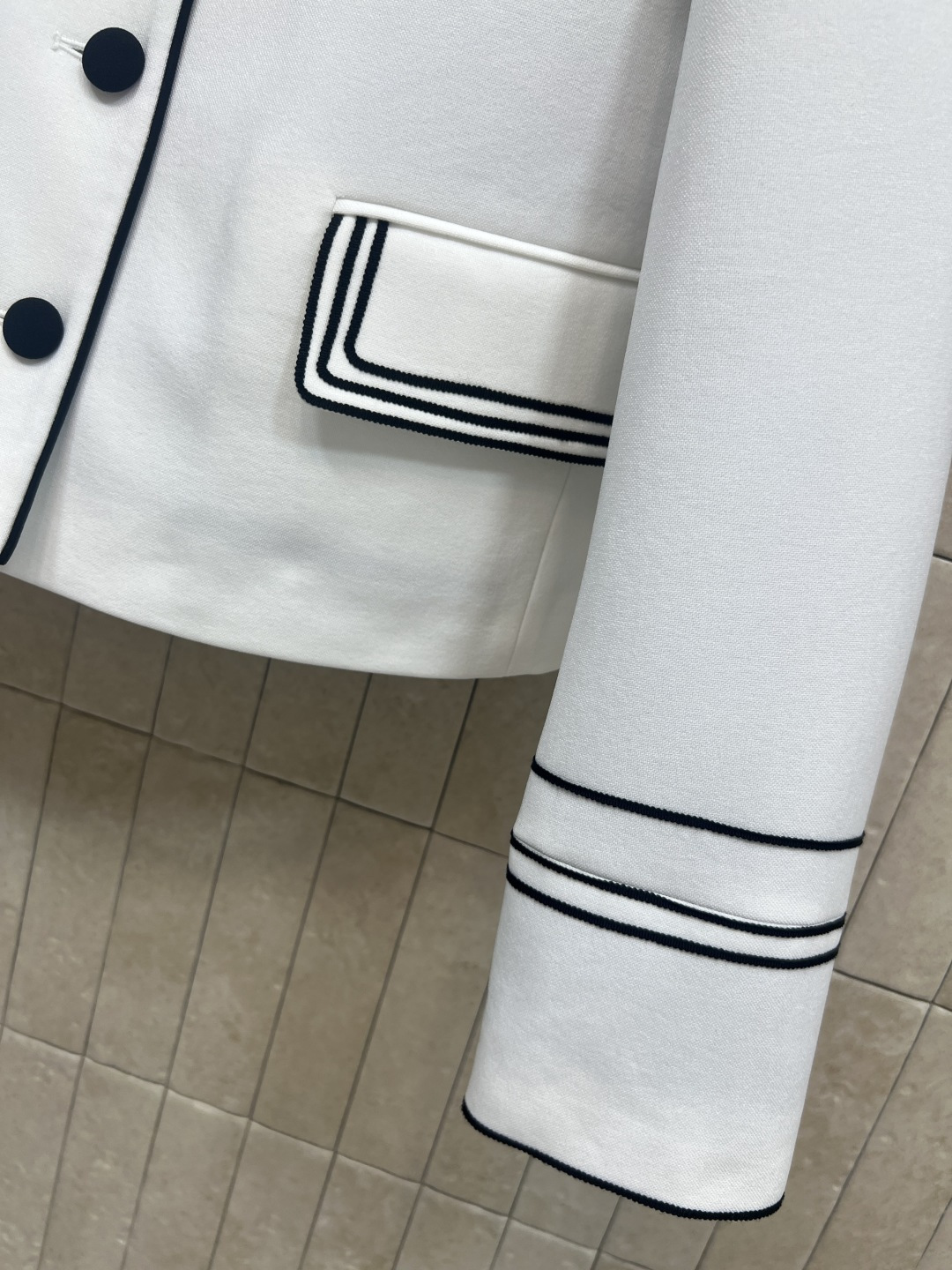 D家 26早春新款 刺绣短外套 宽松短款小外套 高品质面料 剪裁利落 刺绣小蜜蜂立领+黑色纽扣 袖口和领