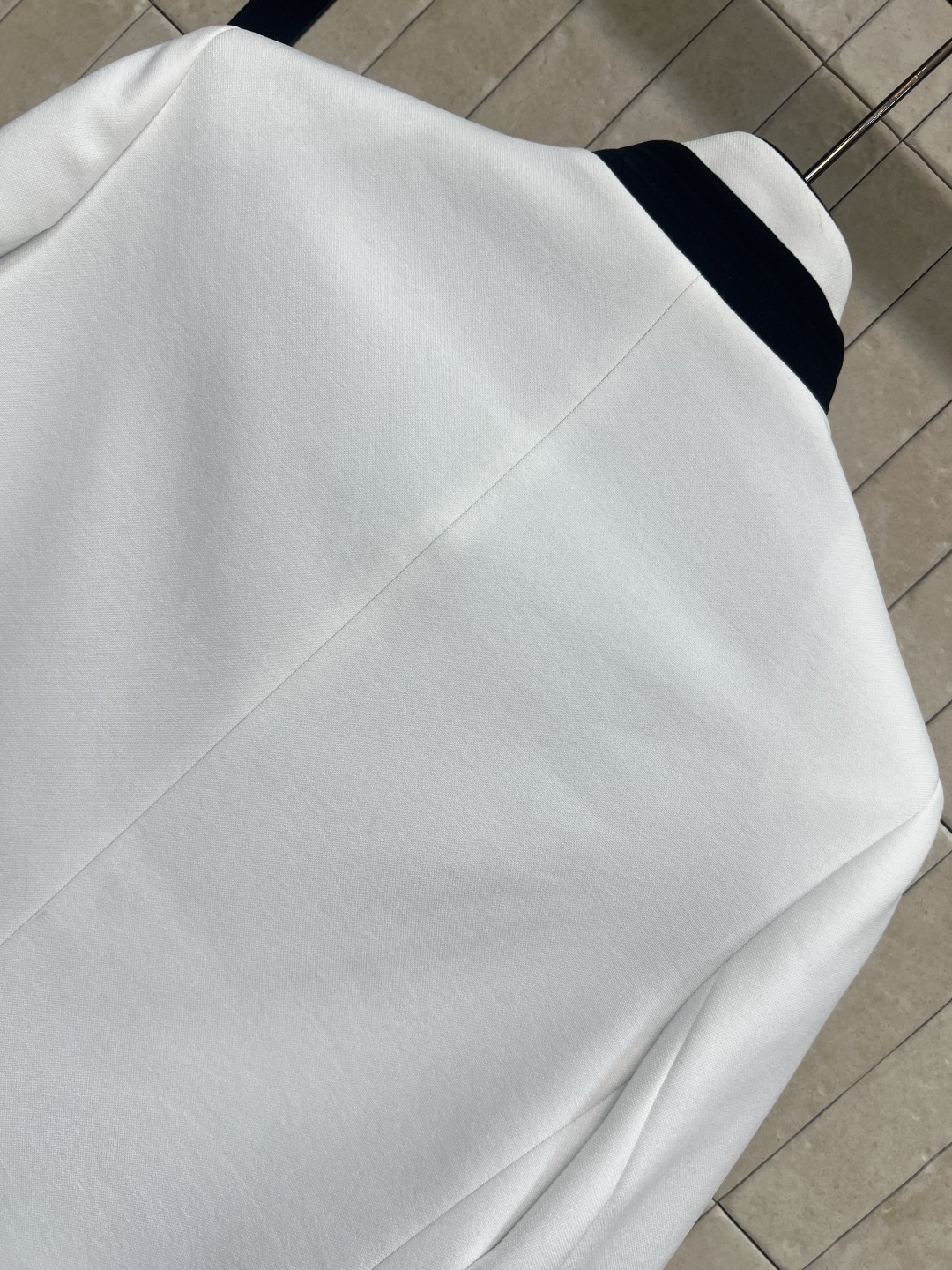 D家 26早春新款 刺绣短外套 宽松短款小外套 高品质面料 剪裁利落 刺绣小蜜蜂立领+黑色纽扣 袖口和领