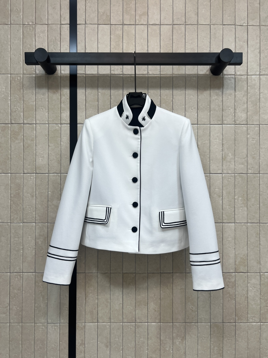 D家 26早春新款 刺绣短外套 宽松短款小外套 高品质面料 剪裁利落 刺绣小蜜蜂立领+黑色纽扣 袖口和领