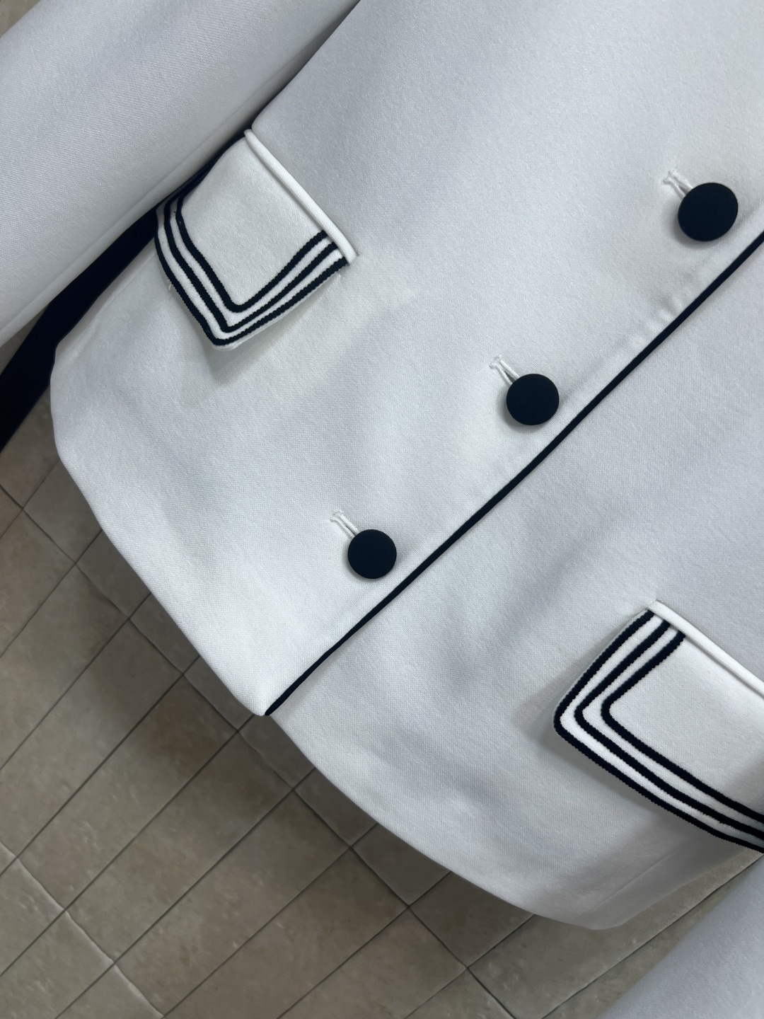 D家 26早春新款 刺绣短外套 宽松短款小外套 高品质面料 剪裁利落 刺绣小蜜蜂立领+黑色纽扣 袖口和领